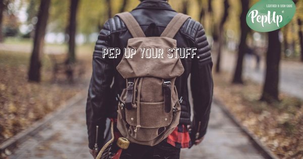 Mann mit Rucksack, von hinten fotografiert; darüber steht: Pep up your stuff