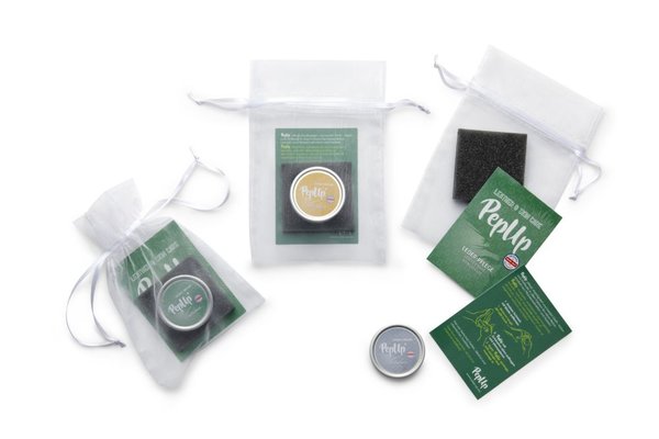 Verschiedene Produkte in kleinen Metalldöschen, verpackt mit Infomaterial in kleinen Tütchen